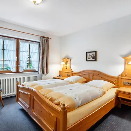 Cafe-restaurant-gaestehaus Waldvogel 3* フェルトベルク